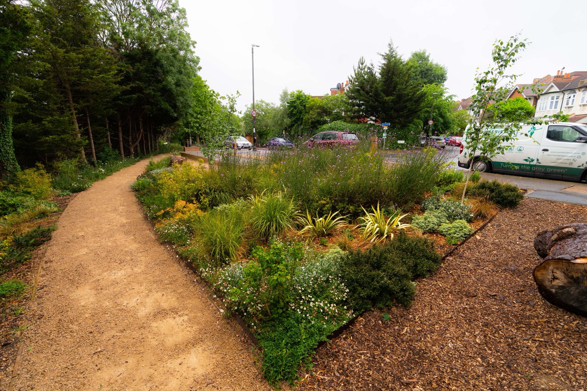 MeristemDesign's tweet image. How can #raingardens and #pocketparks work together? 🌿💧
At Kenilworth Pocket Park, we helped create a space that manages water, supports biodiversity & brings the community closer to nature.
SuDS + green space = #ClimateResilience.
#SuDS #UrbanGreening