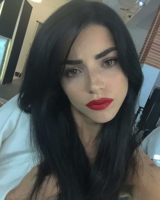 Ünlü oyuncu Merve Boluğur, "Setlere geri dönecek misiniz?" sorularına cevap verdi:

Şu an daha çok sosyal medya üzerinden iş birlikleri yapıyorum açıkçası. Günümüzün moda tabiriyle influencerlık… Mutlu oluyorum, gönlümün sesini dinliyorum.
sabah.com.tr/trend/galeri/m…