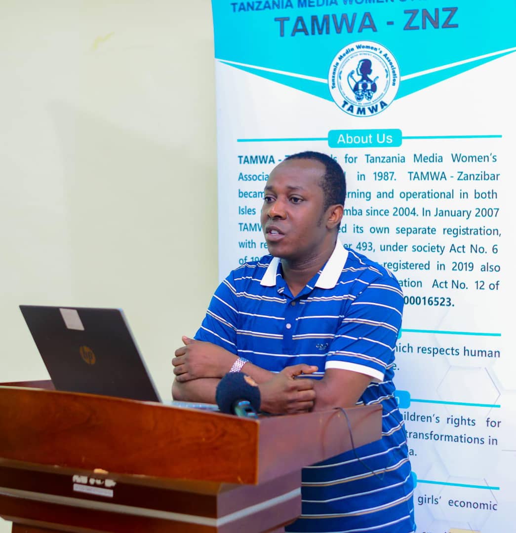 TAMWA_Zanzibar's tweet image. "Ili tujivunie kuwa tumepiga hatua katika uongozi wa wanawake, au tufahamu kama bado tunahitaji kuongeza juhudi, ni lazima tuwe na takwimu sahihi zinazothibitisha hali halisi."
— Mohammed Khatib, Mtaalamu wa Ufuatiliaji na Tathmini, TAMWA ZNZ.