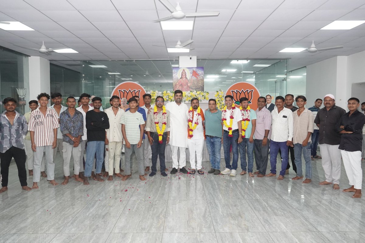 bjpneelrao's tweet image. આમલેથા ગ્રામ પંચાયતના નવીન સરપંચ તરીકે શ્રી સુરેન્દ્રભાઈ વસાવાની પસંદગી બદલ હાર્દિક અભિનંદન!
આપના નેતૃત્વમાં ગામના સર્વાંગી વિકાસ અને સમૃદ્ધિ માટે શુભકામનાઓ. આ વિજય ગામના લોકોના વિશ્વાસ અને સહકારનું પ્રતિબિંબ છે.
#AmlethaGramPanchayat #Rajpipla #VillageDevelopment…