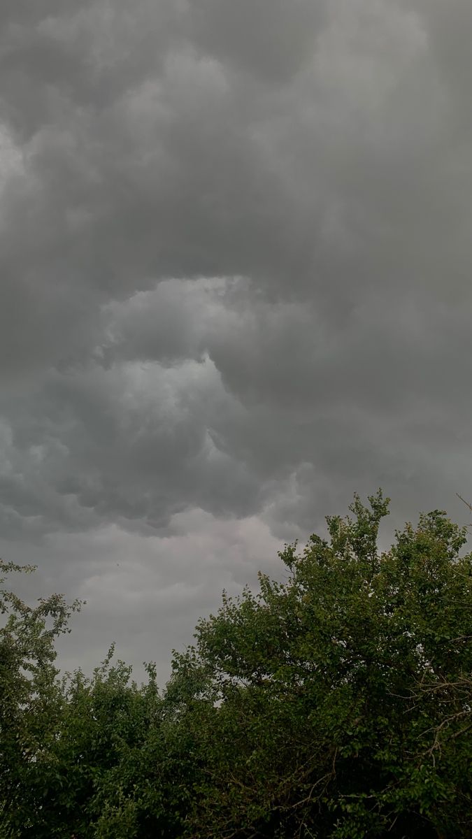 Minutes before the rain 👣🖤