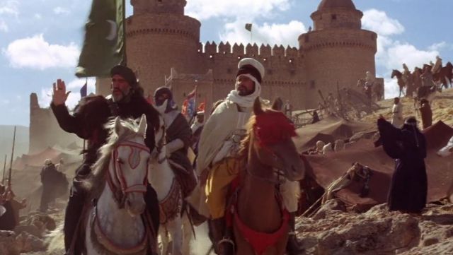 CINE DE VERANO! ¿Te gustaría ver una pelicula clásica del cine de aventuras? ¿Y ver el Castillo de La Calahorra como una fortaleza del Rif?
🎬 'El viento y el león' (1975)
🗓️ Sábado 28 junio, 22:00 h, Carmen de la Victoria. #Granada 
👉Entrada libre hasta completar aforo (50)