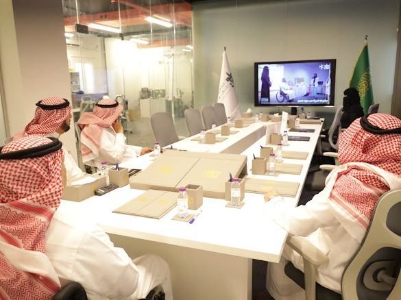 وقع الأستاذ خالد العبيد ( رئيس مجلس الادارة جمعية طويق لصناعة الموارد البشرية) <a href="/tuwaiqhr/">جمعية طويق</a>  و د. أحمد العلي ( رئيس مجلس إدارة جمعية قدوات لكبار السن) مذكرة تعاون وتكامل لتوفير إحتياجات  جمعية قدوات من القوى العاملة المؤهلة وتقديم الاستشارات النوعية.

 حضر مراسم التوقيع عضوا مجلس