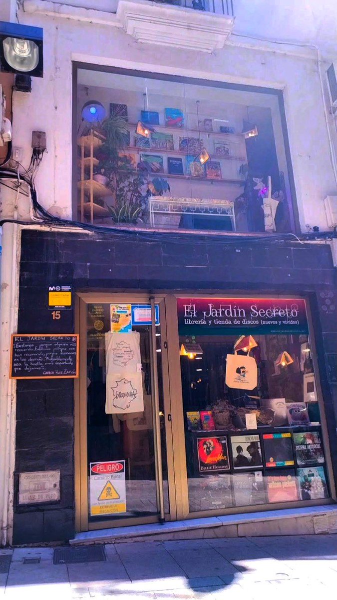 Nos ha costado un mundo estar aquí. El Jardín Secreto es una librería con sala musical, hay libros, vinilos y artesanía maravillosa (y amor por lo que hacemos, mucho). Hacemos envíos a domicilio y los envolvemos más bellos que Amazon.
Ojalá os guste nuestro trabajo 🖤♥️.