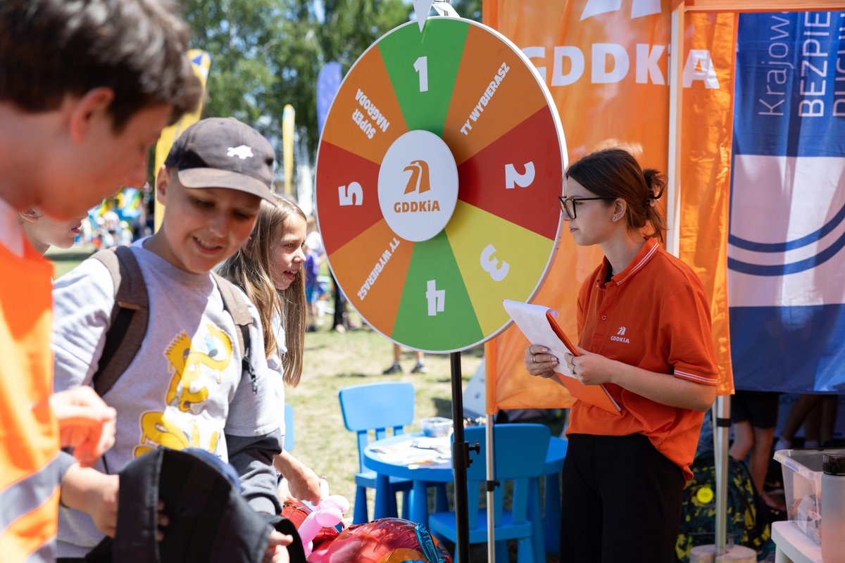 🚦✈️ Piknik "Bezpieczne Wakacje 2025"

Wspólnie edukujemy i dbamy o bezpieczeństwo  podczas letniego wypoczynku! 🌞👧👦

W Rawie Mazowieckiej spotkały się instytucje odpowiedzialne za transport, infrastrukturę, pogodę i bezpieczeństwo – a wszystko po to, by dzieci i młodzież
