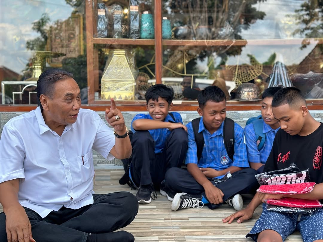 Turun ke bawah untuk sharing ilmu kehidupan dan berbaur dengan wong cilik.

Dont worry be happy! Clear?

Kumandan Korea Bambang Patjul