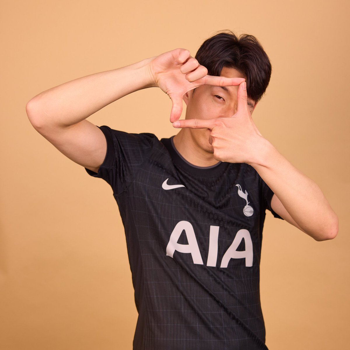 HM7Brasil's tweet photo. Eu até hoje não tenho uma camisa dele, nem do Tottenham.

Mas agora não vai ter como não se endividar, terei que comprar essa coisa maravilhosa!

Que camisa linda! 🤩 🖤 https://t.co/29BUBYkJev