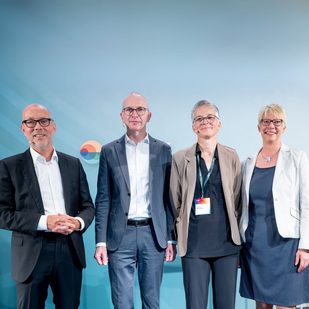 Ein gelungener Auftakt der #VersReg25 mit einer spannenden Debatte. #JuliaWiens (#BaFin), #SusanneRosenbaum (#EIOPA) und #AndreasEurich (#BarmeniaGothaer) diskutierten zentrale Fragen des Aufsichtsrechts und der Aufsichtspraxis. Vielen Dank!