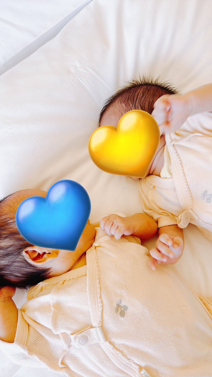 もうすぐ生後2ヶ月になるのに、病院着以外のツーショがまだまだ新鮮な昨今🥹

病気で体重あまり増えない時期があったけど、ようやく3600gほどになり二重アゴも無事（？）できてきて、ぷくぷく系可愛いを味わえるように😍🙏