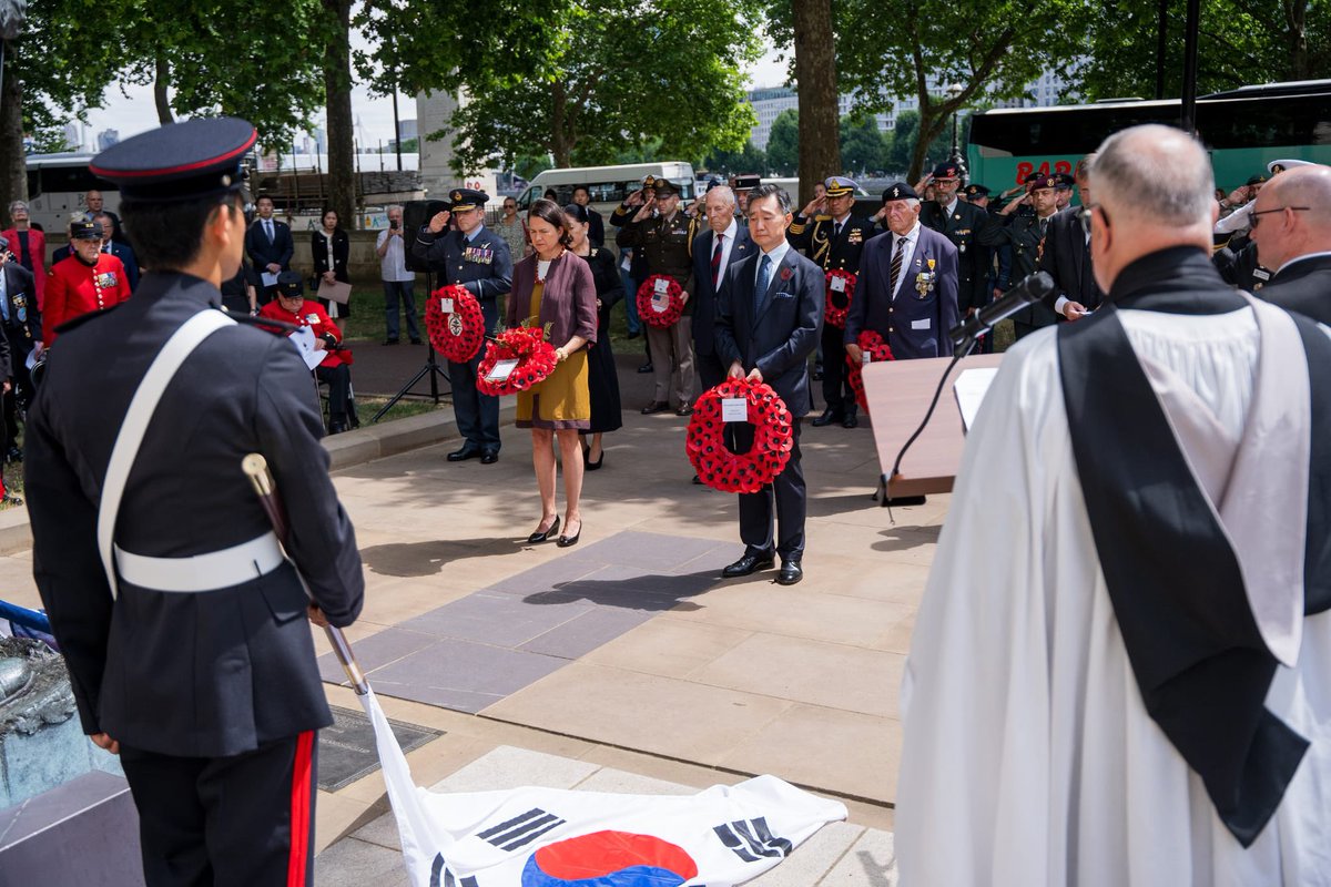 CatherineWest1's tweet image. Honoured to lay a wreath at the Korean War Memorial in London yesterday alongside Ambassador Yoon.
We remember the brave British personnel who fought for freedom on the Korean Peninsula. Their sacrifice built lasting bonds between our nations that continue to this day.🇬🇧🇰🇷