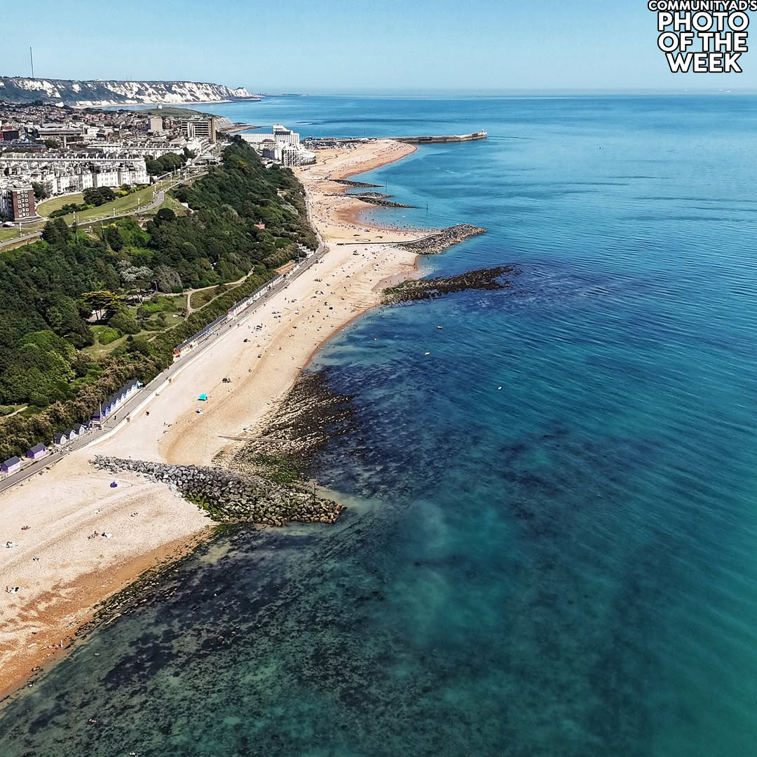 CommunityAd's tweet photo. We’re loving this week’s #PhotoOfTheWeek by Richard Nicholson 😍! An incredible bird’s-eye view 🦅 of Folkestone Seafront, showing off our town’s coastline in all its summer glory ☀️🌊. Keep the great photos coming!
#Folkestone #SeafrontViews #Kent #Photography #CommunityAd https://t.co/ddewYBYJHf