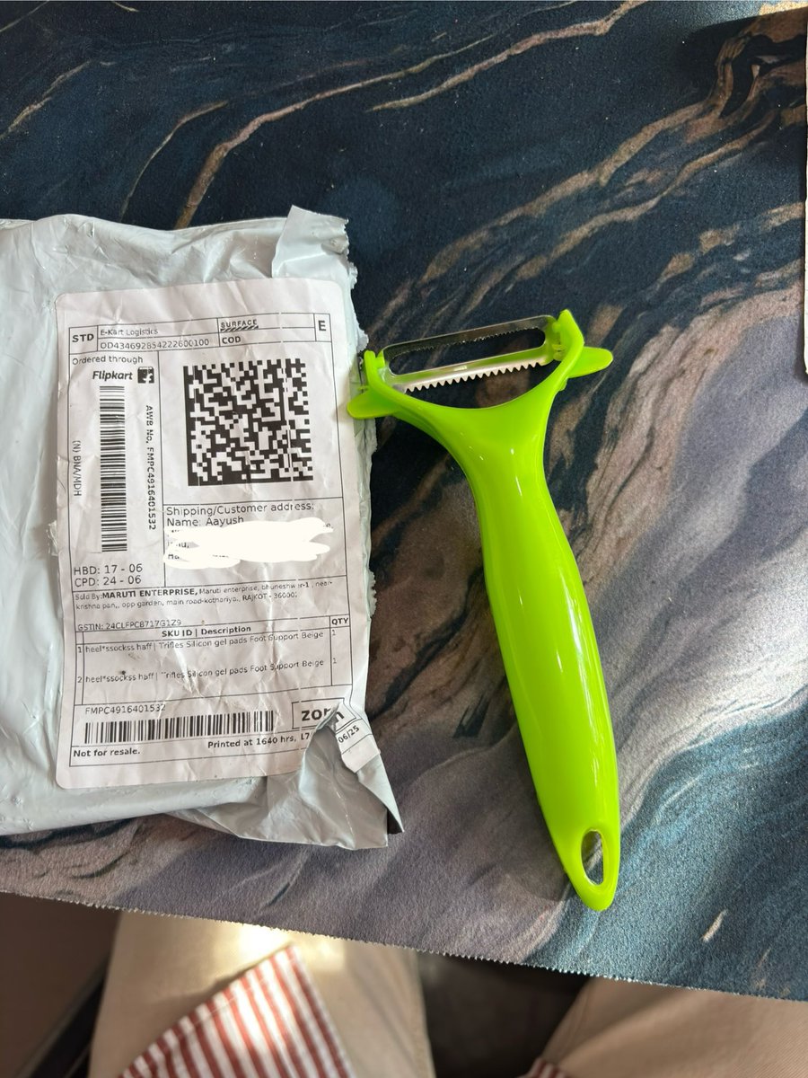 memeraayush's tweet photo. I had ordered 2 silicone gel foot support pads from Flipkart, but received a completely wrong product My question is why are such a big e-commerce platforms in India allowing such carelessness, even for orders worth ₹100-200?
@flipkartsupport @Flipkart — please look into this. https://t.co/RWtsJpenWE