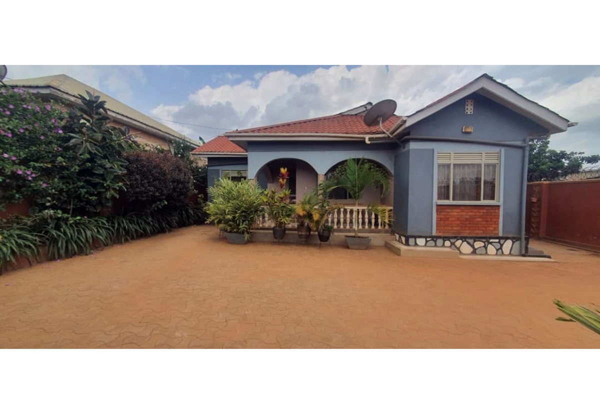 RegencyTrust's tweet photo. Four bed roomed Bungalow seated on 13 decimals with a boys quarter is available for sale at 330m slightly negotiable in Bweyogerere along Bukasa Rd. https://t.co/glV8CUTmyT