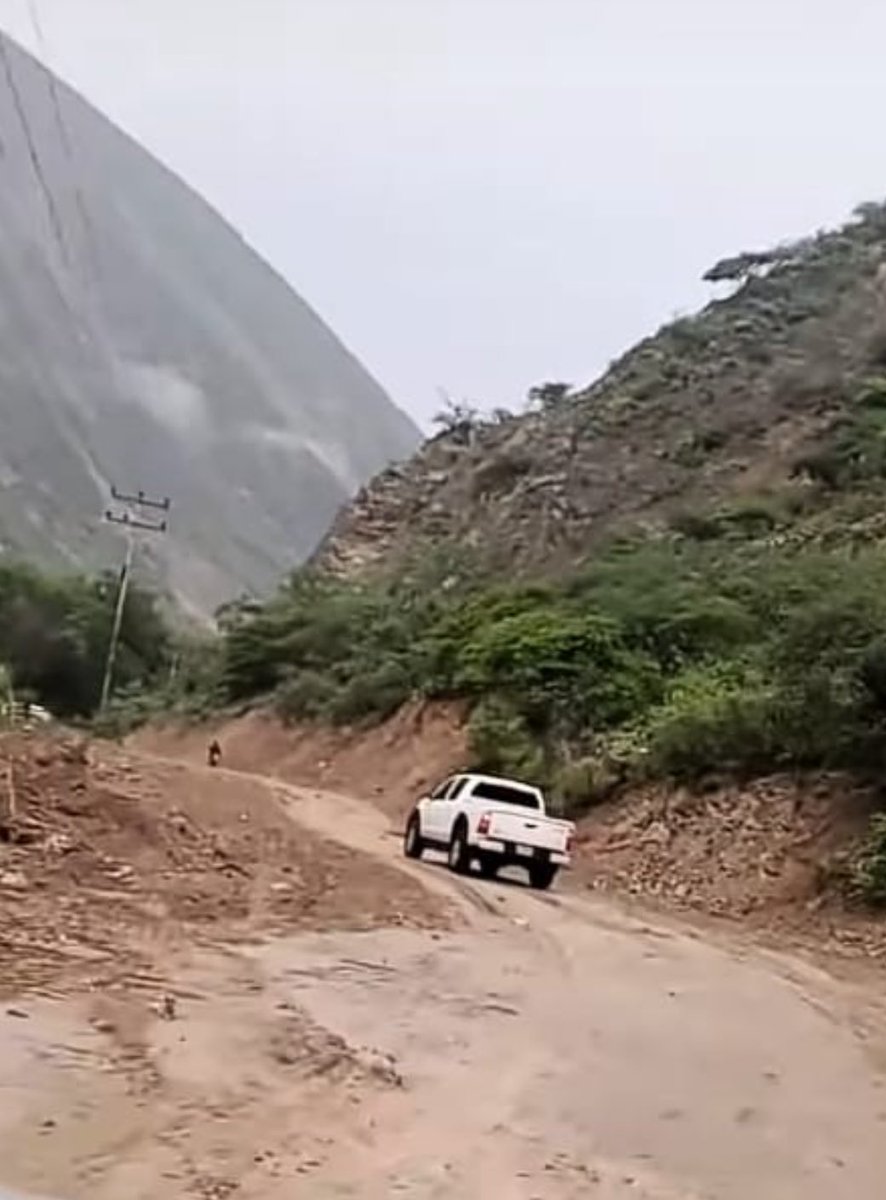 #Mérida #26jun 10:00 a.m | Abierto el tránsito vehicular en el sector Los Higuerones, vía que comunica a las ciudades de Mérida y El Vigía. Cabe destacar que es un solo canal, por lo que está intermitente, dando prioridad a vehículos con cargas de alimentos, combustible y gas.