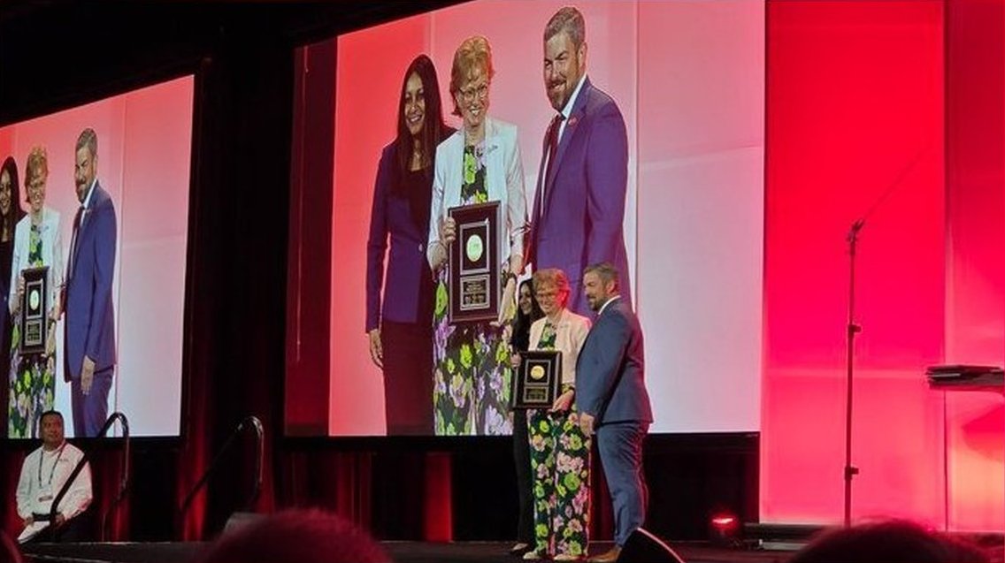 Huge congratulations to our Co-Director, <a href="/profmjdavies/">Melanie</a>, who is the first woman outside the USA to receive the <a href="/AmDiabetesAssn/">American Diabetes Association</a> National Scientific and Health Care Achievement Award 🏆   

We're so proud of your achievement! 

Read more below ⬇️