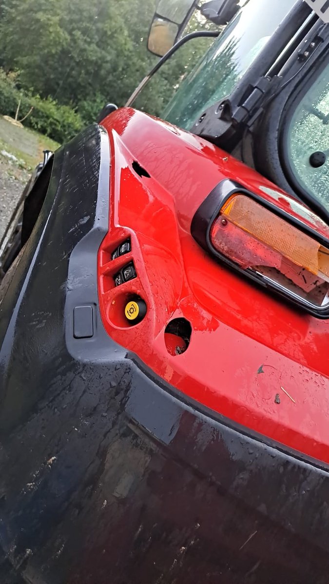 A la demande de <a href="/fdsea53/">FDSEA53</a>, <a href="/Prefet53/">Préfète de la Mayenne</a> est en déplacement sur les exploitations sinistrées par le nouveau passage de grêle survenu hier, mercredi 25 juin, sur <a href="/lamayenne/">La Mayenne, le Département</a> comme ici avec les associés du Gaec des 4 saisons à St Samson. Cultures, toitures et engins ont été bien touchés!