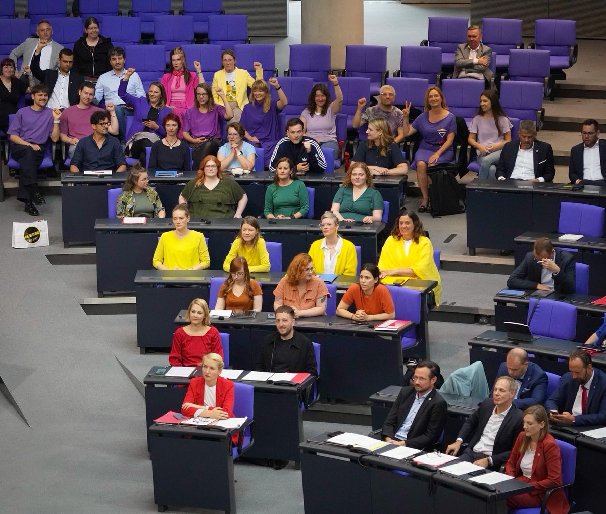 Bundestagspräsidentin Klöckner verweigert das Hissen der Regenbogenfahne und untersagt Mitarbeitenden des Bundestages als Netzwerk am CSD teilzunehmen. Wir stehen an der Seite der queeren Community.
Wenn der Regenbogen draußen nicht wehen darf, bringen wir ihn ins Parlament. 🏳️‍🌈✊