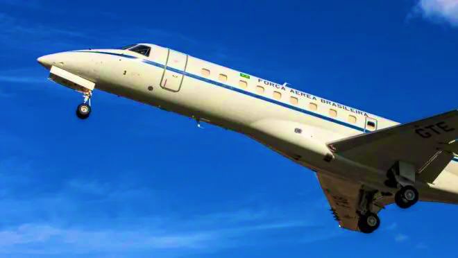 Faz o L: Falta de dinheiro paralisa aviões da FAB e põe Ministros de Lula na fila dos aeroportos.

7 dos 10 aviões para “uso oficial” estão parados por falta de combustível e manutenção. 

gazetadopovo.com.br/economia/falta…