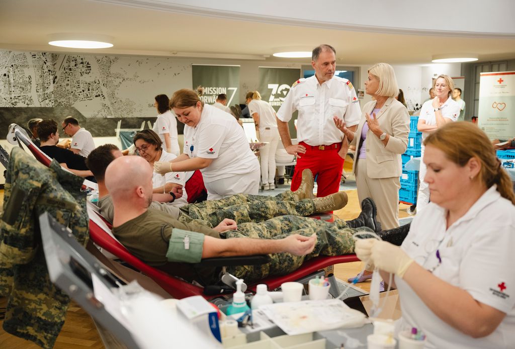 Klaudia Tanner (@tannerklaudia) on Twitter photo Der Vorrat an Blutkonserven ist derzeit auf einem sehr niedrigen Stand. Auch hier helfen unsere Soldatinnen und Soldaten und spenden beim <a href="/roteskreuzat/">Österr. Rotes Kreuz</a> Blut, um Menschenleben zu retten. Tun Sie das bitte auch! Danke! Der Vorrat an Blutkonserven ist derzeit auf einem sehr niedrigen Stand. Auch hier helfen unsere Soldatinnen und Soldaten und spenden beim <a href="/roteskreuzat/">Österr. Rotes Kreuz</a> Blut, um Menschenleben zu retten. Tun Sie das bitte auch! Danke!