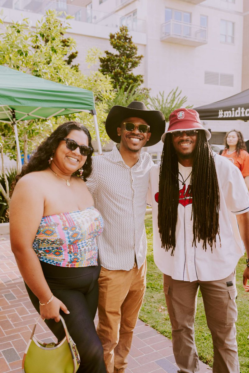 midtownHOU's tweet photo. Pop Up on the Plaza is back at Midtown Park. 
Resident DJ AM + guest DJs MaiyaThePapaya and SPLXXSSH bring the heat.
Enjoy Korean street eats from Seoulside Wings and shop local vendors.
902 McGowen | Free | 18+
#MidtownHouston #PopUpOnThePlaza https://t.co/p8u5xsuv1g