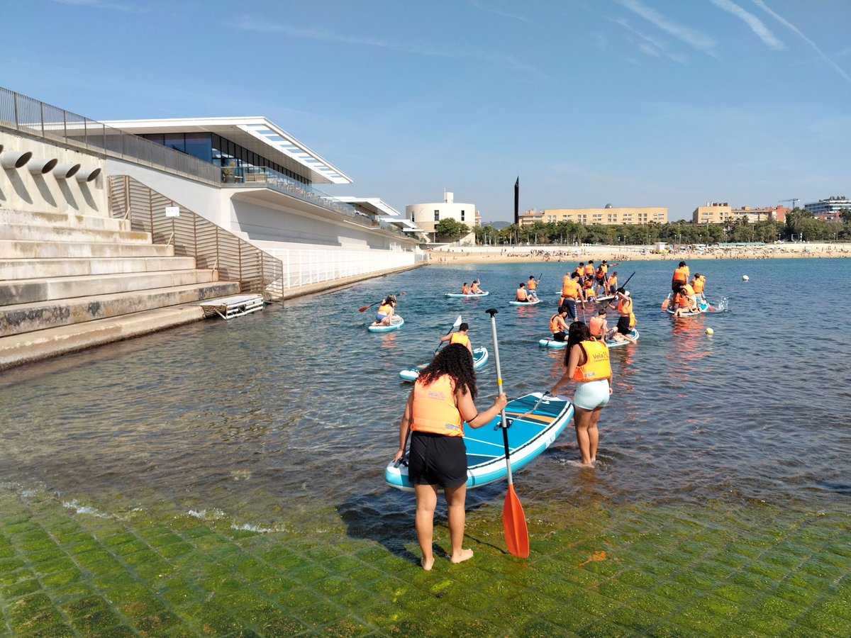 Dijous 19 de juny, l'alumnat de 3r va poder gaudir d'una experiència ben refrescant al centre municipal de vela de Barcelona. Van poder gaudir de les onades de la platja de nova Icària amb taules de pàdel surf XXL i pàdel surf tradicional.🌊
