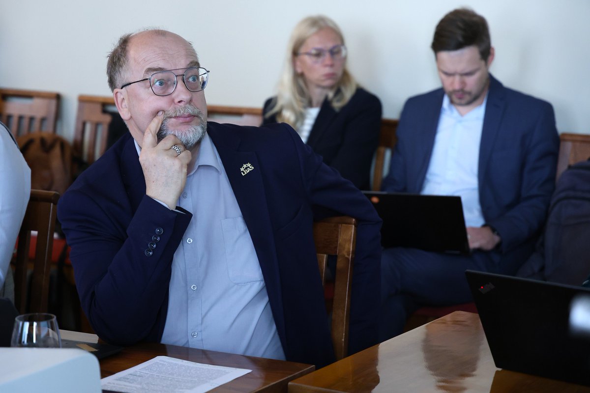 aseradens's tweet photo. Paldies @veselibasmin un @H_AbuMeri  par nozīmīgo veselības nozares procesu efektivizācijas diskusiju un sniegto redzējumu administratīvo izdevumu optimizācijai. Ļoti vērtīgi arī sadarbības partneru priekšlikumi nozares jautājumu pilnveidošanai.

#Budžets2026 https://t.co/3HIbjOuohE