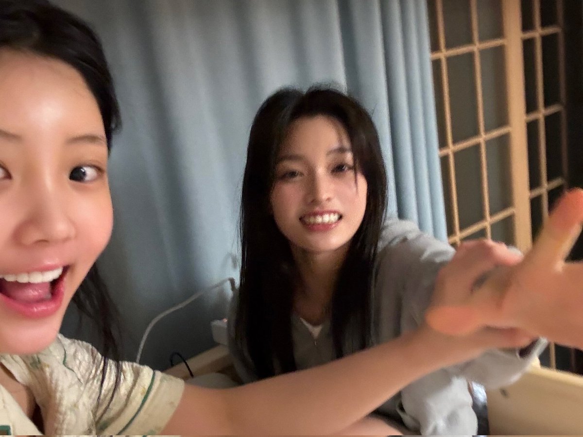 ILLIT_twt's tweet photo. 긴희피그언니!! 생일 너무 너무 축하해요! 🥳
근데 이제 동갑이 아니네요..ㅠ 조금 슬프다~ 😢

항상 귀여워서 보기만 해도 웃음이 나와요오^^
연습할 때도 무대할 때도 항상 잘하고 있으니까! 힘든거 있으면 언제나 말해요오~ 앞으로 언니한테 행복한 일만 있어야돼요! 

우리 이번 활동도 화이팅~~🍀🍀
그리고 감자 헤어핀도 잘 써야돼요!! 😏😸

#IROHA #이로하 #ILLIT #아일릿