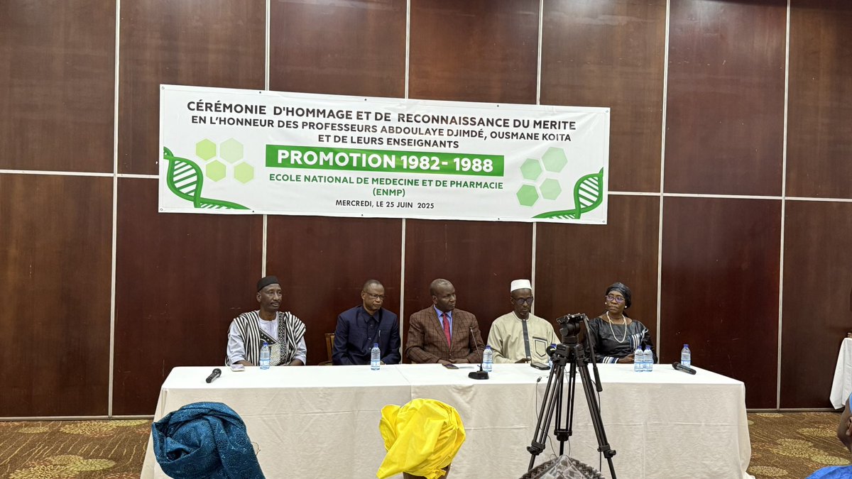 On June 25, at Hôtel de l’Amitié in BKO,the 1982–1988 Pharmacy class paid a heartfelt tribute to Professor Abdoulaye Djimdé. A pioneer in the fight against malaria &amp; a leading figure in African science.
His commitment has transformed health research in Mali &amp; beyond. Congrat Prof