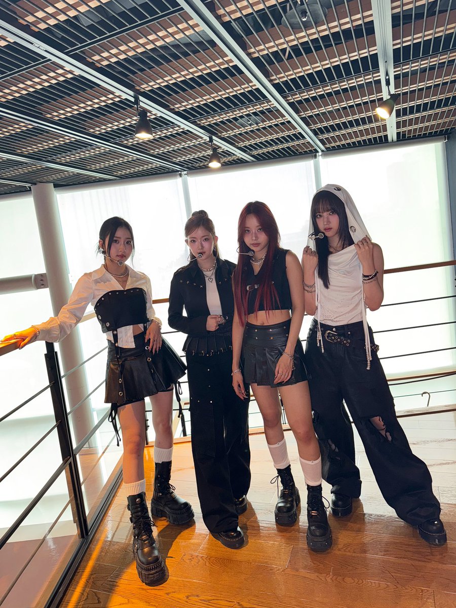 vvup_official's tweet photo. [📸] 250626 Mnet ‘M COUNTDOWN’ 완료

BLACK 🖤 시크 VVUP도 
보나마나 당연히 맘에들고 빠져들죠👍

#VVUP #비비업 #GiddyBoy
#킴 #팬 #수연 #지윤
#Kim #Paan #Suyeon #Jiyoon
#MCOUNTDOWN https://t.co/ILNFLs60Av