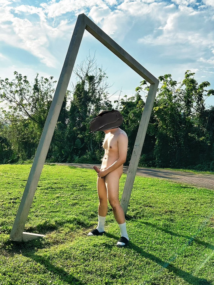 ⛰️

午後的陽光實在刺眼
一脫下汗濕的衣服
肥屌就忠於本能地翹起來了🍆

平時是大家遛狗散步的草坡
提姆卻總是在這裡裸得那麼不合時宜😈
一邊爽尻 一邊擔心遠方有人抬頭
剛好看到我挺著肥屌發騷的樣子🤍

好奇問問
如果是你從山坡下看到我 
真的忍得住不走上來親口處理嗎？🥵

#大屌裸友多多益善