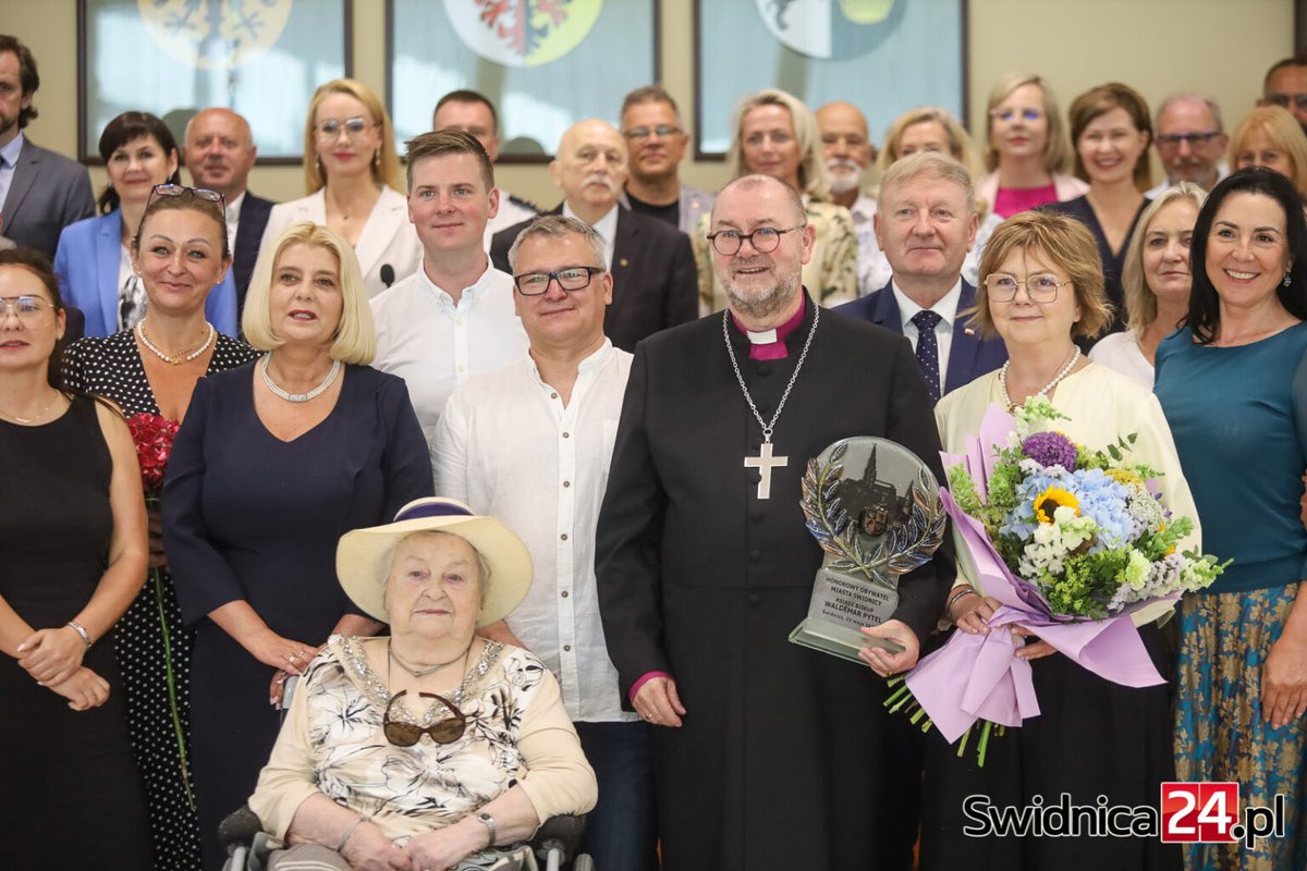bozena_pytel's tweet photo. Biskup Waldemar Pytel otrzymał tytuł honorowego obywatela #Świdnica podczas sesji Rady Miejskiej 26 czerwca 2025 roku. Przez blisko 40 lat opiekował się Kościołem Pokoju, wprowadzając go na listę #UNESCO i prowadząc gruntowną renowację zabytku, który stał się symbolem ekumenizmu i kultury. Przez 10 lat był zwierzchnikiem @luteranie_wroc Jego działalność obejmowała także zaangażowanie w organizacje społeczne i promowanie pojednania między narodami. Wyróżnienie odebrał w obecności najbliższej rodziny i ks. Pawła Melera, który przejmie obowiązki proboszcza #kosciolpokojuwswidnicy

@Dolny_Slask @PrzystanekD @luteranie