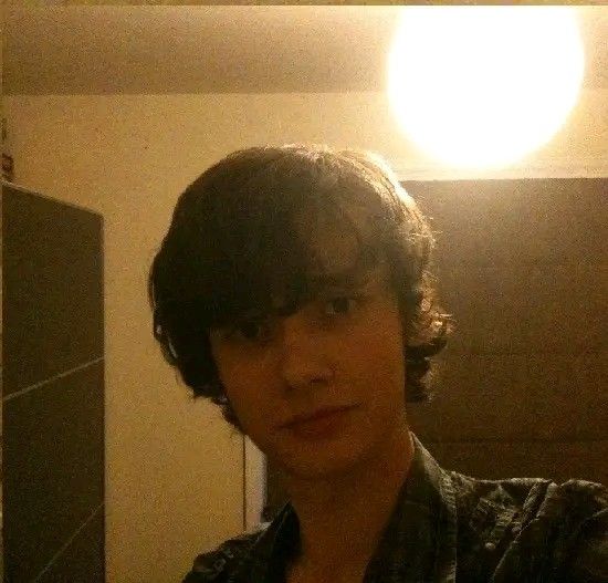 This pic gives vibes of the guy you barely know from school sending you selfies and messages even though you respond rarely, obviously not interested