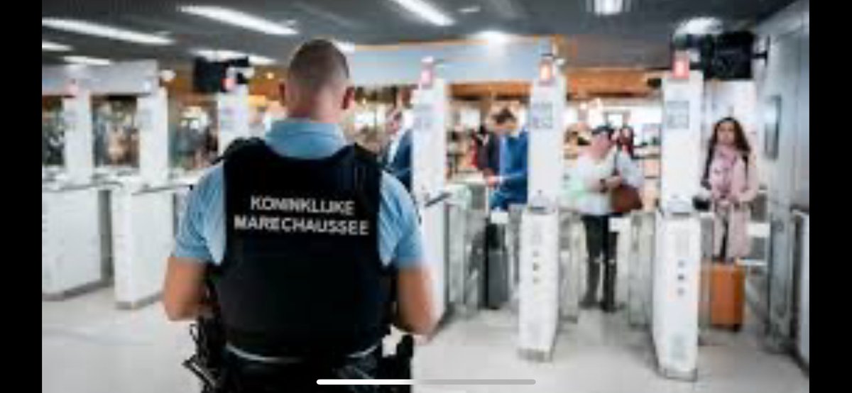 Amerikaan wordt de toegang tot Nederland geweigerd omdat hij een noodpaspoort overhandigt. Hij spant direct een kort geding (vovo) aan waarin humanitaire gronden worden aangevoerd om toch onmiddellijk te worden toegelaten. De rechter wijst het verzoek toe: tinyurl.com/biasg1