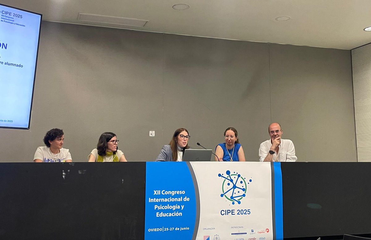 @Espino_E coordinó el simposio sobre prevención de riesgos en adolescencia🏫🛡️

<a href="/noemunfer/">Noelia Muñoz🏳️‍🌈</a>, Marisa y <a href="/jmoramerchan/">Joaquín Mora Merchán</a> dieron claves sobre las respuestas del profesorado ante el bullying, el impacto del uso de redes en el ciberacoso y el comportamiento defensor ante el acoso sexual.