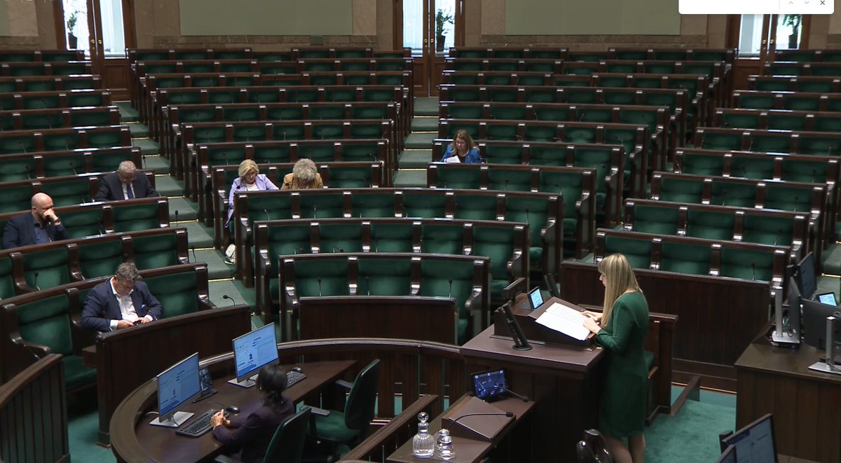 Sprawozdanie Rzecznika Praw Dziecka w Sejmie! Na sali naliczyłem 32 posłów. 

W momencie w którym robiłem zrzuty ekranu nie obradowała ani jedna komisja sejmowa. 

<a href="/MHornaCieslak/">Monika Horna-Cieślak</a> apelowała o konkretne zmiany, mówiła o problemach i potrzebach zmian.  Nie słyszało tego nawet 10