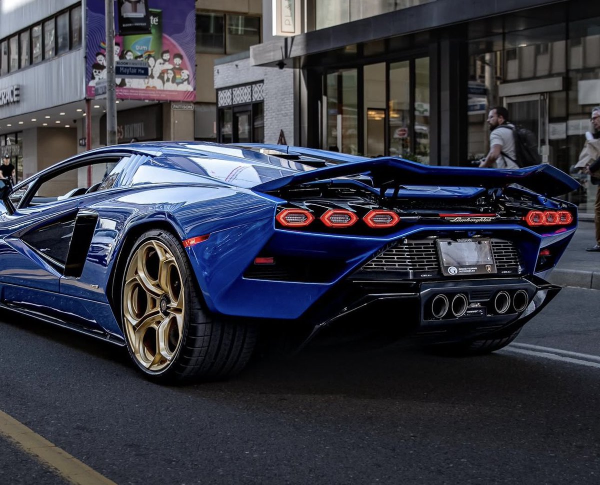 LamboCIub's tweet photo. Blu Nethuns Countach LPI 800 https://t.co/tPXp2KqAgd