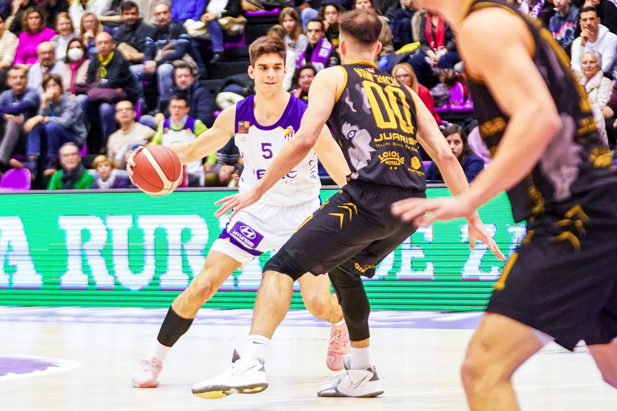 CBC_Valladolid's tweet photo. 🧒🏼 Desde pequeñito y hasta jugar con los mayores.
🏀 De todas y cada una de las etapas de la #IVECOAcademy hasta el primer equipo.

🐿 Fidelidad
✊ Ambición
💜 Identidad local

@UEMC #PucelaBasket https://t.co/QHvR3pT68R