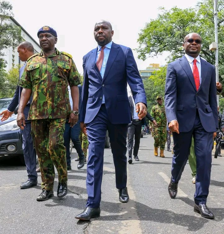AhaoEvans's tweet photo. Interior CS Kipchumba Murkomen and top security officials hit the streets in assessing business condition — power walk or power warning? #GenZProtests #KenyaPolitics #SecurityShowdown https://t.co/HZ8Lf8HUld