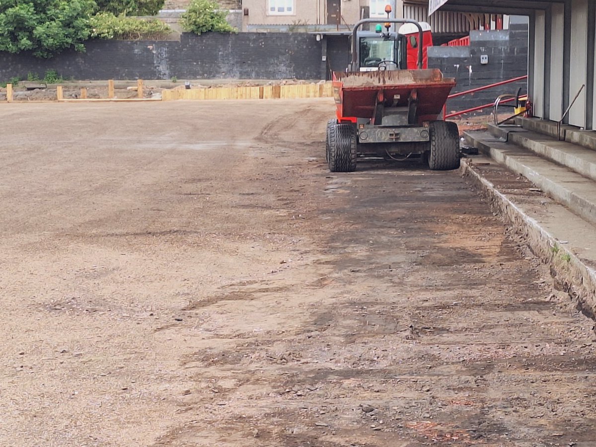 🌱𝑻𝒉𝒆 𝑮𝒓𝒆𝒆𝒏 𝑮𝒓𝒆𝒆𝒏 𝑮𝒓𝒂𝒔𝒔 𝒐𝒇 𝑯𝒐𝒎𝒆🏟️ ⚽️ 

Renovation work continued this week at New Dundas Park as the first grass seed was sown, with visible growth already coming through! 🌹