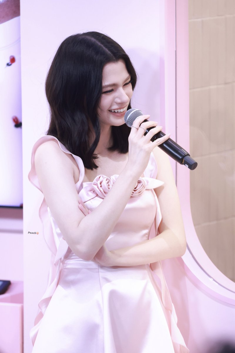 Beckys_Peach's tweet photo. 瑞瑞今天是草莓味的瑞士卷😋☺️🍓
@AngelssBecky 

REBECCA X MOONE ROLLS OPENING
#MooneRollsxBecky
#beckysangels https://t.co/x7ZCZX8764