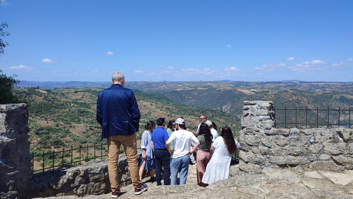 #InnovaciónPaisaxe | Hoxe amencemos no Castelo de Dona Urraca en #Fermoselle #Zamora, onde tivo lugar a reunión do consorcio de #ECOSPHEREWINES* para expoñer os avances dos 4 pilotos do proxecto.🍇🌱

*Proxecto cofinanciado por <a href="/6Sudoe/">Interreg SUDOE</a> no que a <a href="/fjuanadevega/">Fundación Juana de Vega</a> é líder do consorcio.