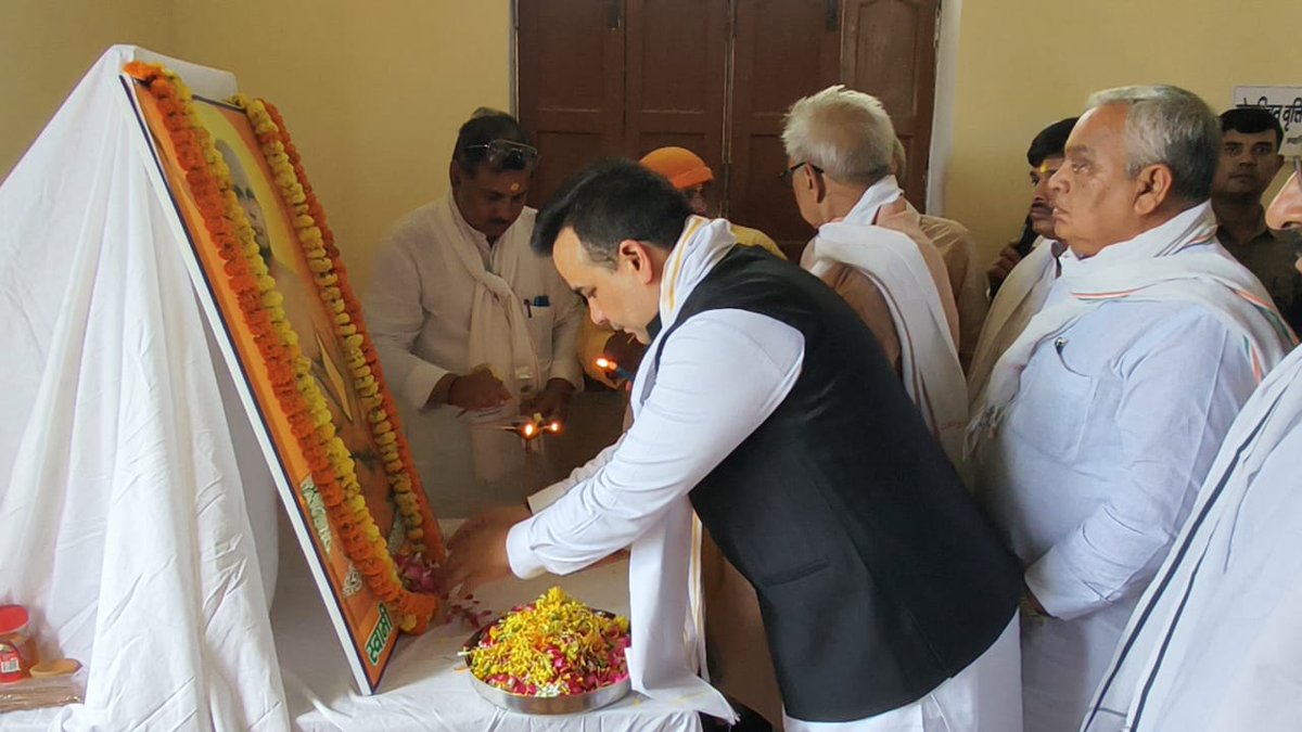 UpendrraRai's tweet image. स्वामी सहजानंद सरस्वती जी की 75वीं पुण्यतिथि पर गाजीपुर में आयोजित विशेष कार्यक्रम में उन्हें श्रद्धा सुमन अर्पित किए और युग प्रवर्तक स्वामी जी पर अपने विचार साझा किए

#Ghazipur #SwamiSahjanandSaraswati #BharatExpress 
@narendramodi @AmitShah @myogiadityanath @PMOIndia
