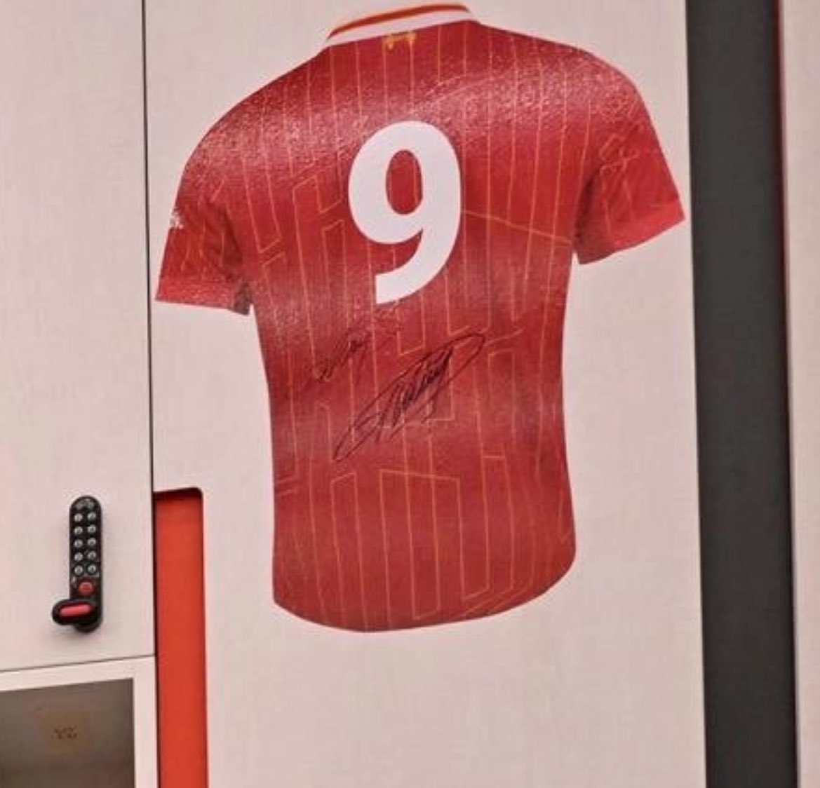 Samuel (@samueilfc) on Twitter photo While the Milos Kerkez photo shoot was released, Darwin Nunez has signed his door citing a farewell. While the Milos Kerkez photo shoot was released, Darwin Nunez has signed his door citing a farewell.