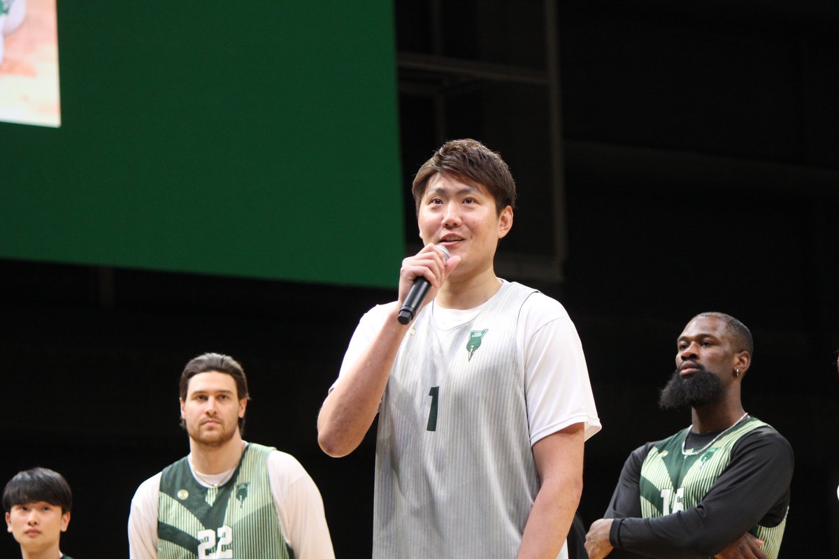 STORKS_OFFICIAL's tweet photo. ◤お知らせ◢
いつも神戸ストークスを応援いただきあり��とうございます。
このたび、神戸ストークス所属の中西良太選手が、2024-25シーズンをもって現役を引退することとなりましたので、お知らせいたします。

なお、現役引退に伴うセレモニーは現在準備中です。詳細は決まり次第、改めてご案内いたします。
また、中西選手は2025年7月よ���、神戸ストークスの社会連携グループ「神戸ストークス クラブ エバンジェリスト」として、クラブに新たな役割として加わることとなりました。

現役生活を支えてくださったブースターの皆さま、関係者の皆さまへの感謝とともに、第二のキャリアを歩み始める中西良太へ、引き続き温かいご声援を賜りますようお願い申し上げます。

▼中西選手コメントおよび詳細はこちら
https://t.co/T2M3gXuE9N

#神戸ストークス #中西良太 #Bリーグ #バスケットボール