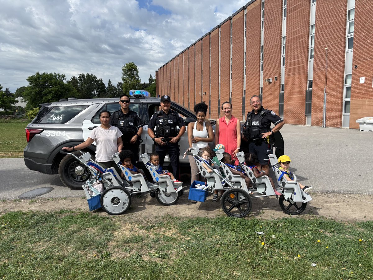 TPS33Div's tweet image. A special visit to Victoria Park Child Care Centre! Our Neighbourhood Community Officers spent time connecting with the little ones — building trust, sharing smiles, and showing that officers are friends you can count on.
#CommunityFirst #BuildingConnections #PositivePolicing