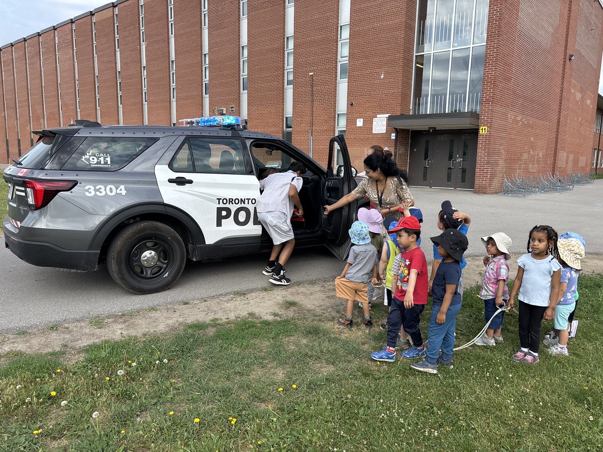 A special visit to Victoria Park Child Care Centre! Our Neighbourhood Community Officers spent time connecting with the little ones — building trust, sharing smiles, and showing that officers are friends you can count on.
#CommunityFirst #BuildingConnections #PositivePolicing