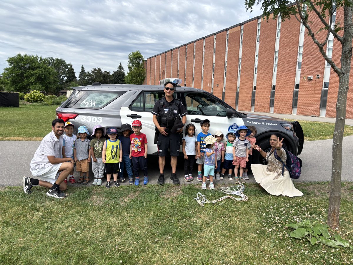 TPS33Div's tweet image. A special visit to Victoria Park Child Care Centre! Our Neighbourhood Community Officers spent time connecting with the little ones — building trust, sharing smiles, and showing that officers are friends you can count on.
#CommunityFirst #BuildingConnections #PositivePolicing