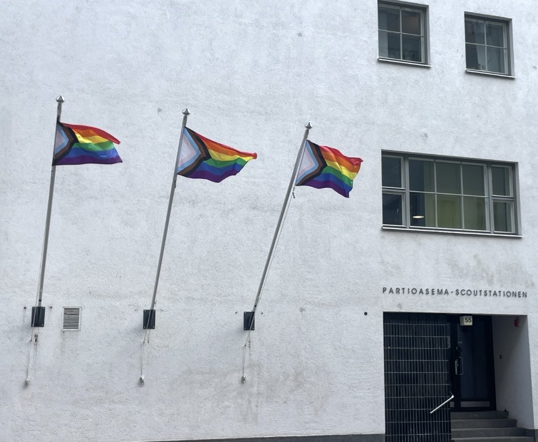 tempusultima's tweet photo. Upea näky Töölönkadulla. Suomen fiksut partiolaiset tietenkin tukevat tasa-arvoista yhteiskuntaa, ja liputtavat Pride-viikon kunniaksi. @helsinkipride #partioscout https://t.co/ZvP246huZk