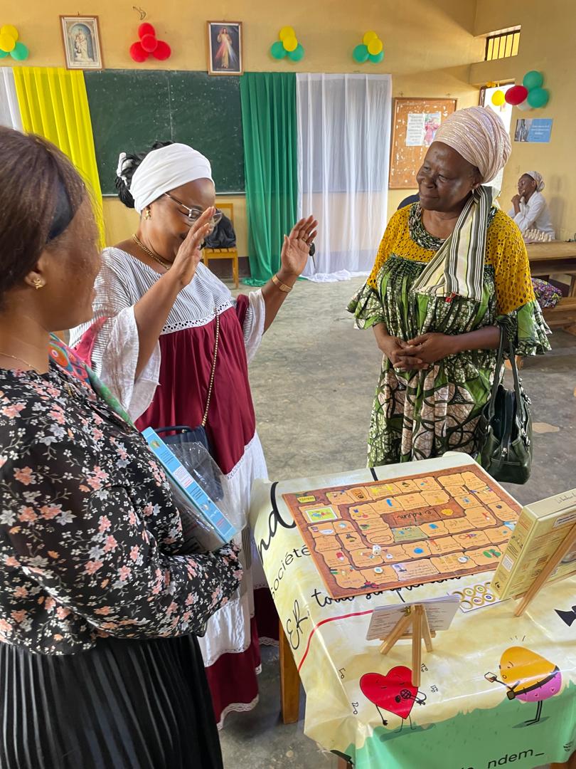 Le_Ndem_'s tweet photo. @AyissiOttou Tout à fait! Le jeu est drôle, dynamique, et intergenerationnel. Voici des mamies (+ de 50ans) qui s'amusent autour du jeu, avec leurs proches 😁✌🏾 #LeNdem #FousRiresGarantis #GiftIdea #IdeeCadeau https://t.co/jkzM9z4nz2