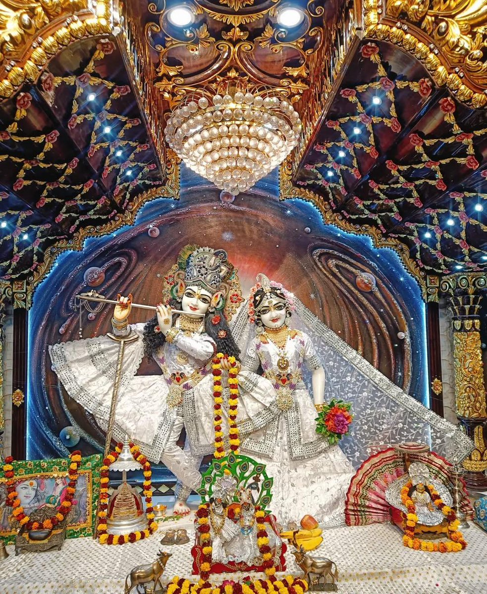 कितना सुन्दर उत्तर श्री कृष्ण ने दिया

अर्जुन धीरे से मुस्कराकर के बोले, तो क्या जीवन में
कुछ भी स्थाई नहीं
है!

श्री कृष्ण केवल एक बात स्थाई है, अर्जुन
तेरा स्वरूप, तेरा धर्म
तेरा सत्य!

बाकी सब बदलने आया है, और बदल कर चला 
जाएगा!

"जय श्री कृष्णा"

#FakeNews फेक न्यूज #riyadh